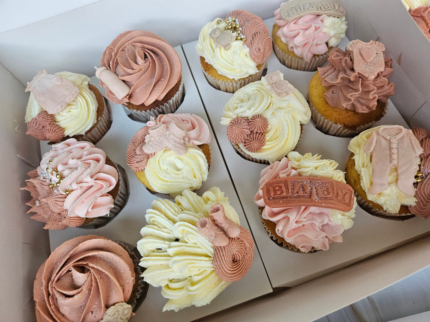 Coffret de cupcakes à offrir thème Fleurs