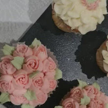 Charger et lire la vidéo dans la visionneuse de la Galerie, Coffret de cupcakes à offrir thème Fleurs
