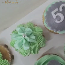 Charger et lire la vidéo dans la visionneuse de la Galerie, Coffret de cupcakes à offrir thème Fleurs
