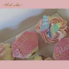 Charger et lire la vidéo dans la visionneuse de la Galerie, Coffret de cupcakes à offrir thème Fleurs
